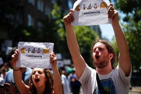 马德里研究人员举行集会呼吁拯救科学