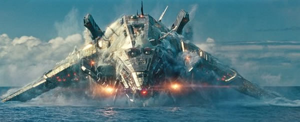 《超级战舰》中的外星机器一抵达地球就展开疯狂的攻击