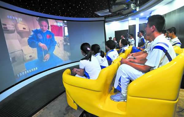 6月20日,在南开中学航天体验馆,学生们通过弧形屏幕观看中国首次太空授课。