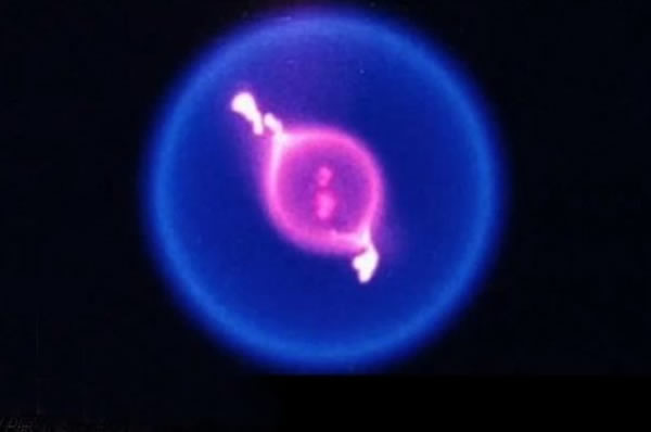 ���ʿռ�վ�Ա����΢���������µĻ���ȼ�ղ��ԣ�������״��ȫ��ͬ�ڵ��棬����Ҳ����ͬ