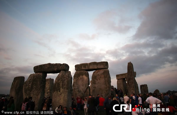 数千民众聚集在英国著名景点巨石阵庆祝夏至到来 - 神秘的地球 科学|自然|地理|探索