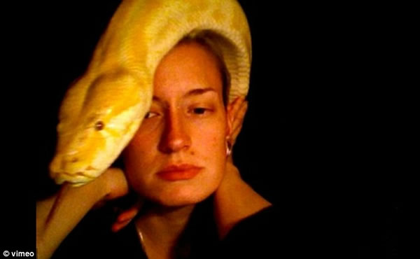 德国一条白化缅甸巨蟒竟然能够转动把手开门