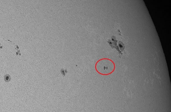 天体摄影师从法国南部拍摄“天宫一号”掠过太阳表面的情景