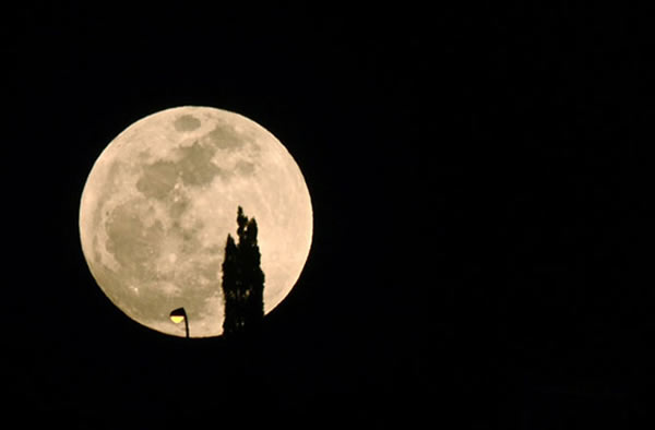 Skywatcher Roberto Porto took this photo of the biggest full moon of 2012, a so-