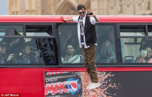 英国魔术师Dynamo单手“悬浮”巴士