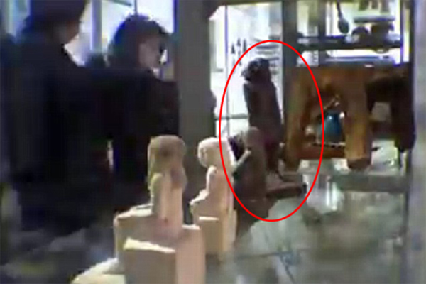 古埃及死神像自动旋转近180度,背向参观者