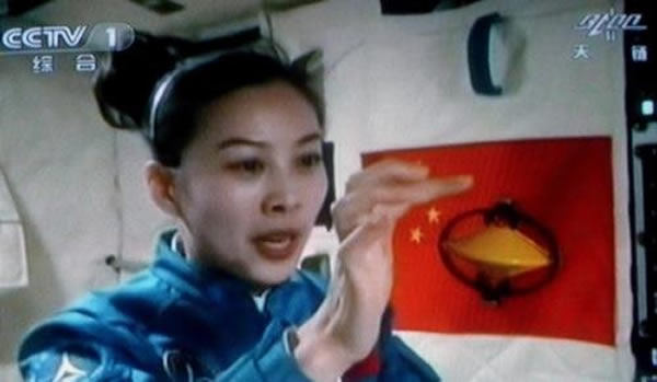 航天员王亚平在演示陀螺效应