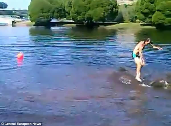 马戏团工作人员趁大象在河里洗澡时在象背上起舞导致大象溺死