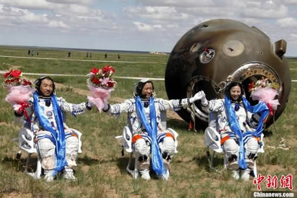 6月26日上午,神舟十号载人飞船返回舱顺利着陆于内蒙古中部草原主着陆场,3名航天员健康出舱。