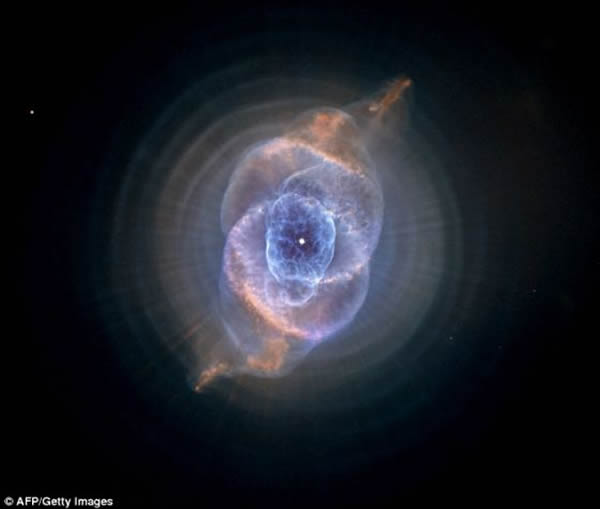 天文学家经常将形状奇特的星系和星云与动物联系在一起,例如照片中的猫眼星云