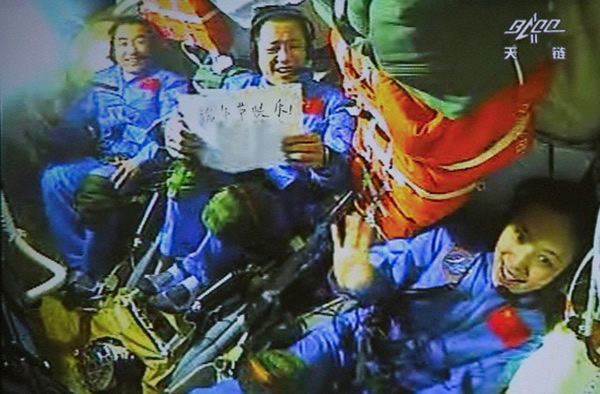 The crew of the Shenzhou-10 spacecraft send a greeting to the Chinese people in