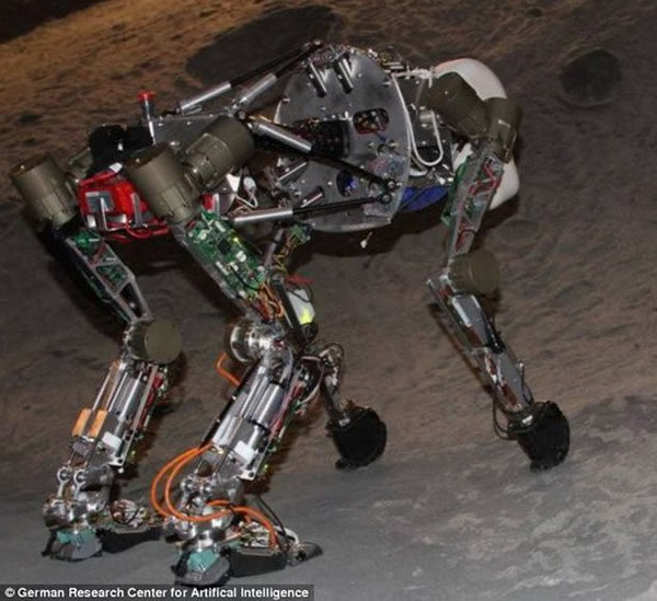 德国人工智能研究中心的工程师现已研制一款机器人,其行走和攀爬方式非常类似于猿猴,目前研究人员计划派遣该机器人对月球进行勘测探索