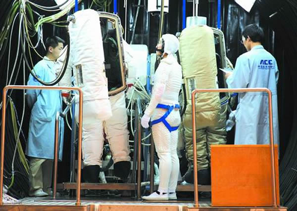 航天员准备进入低压舱进行训练