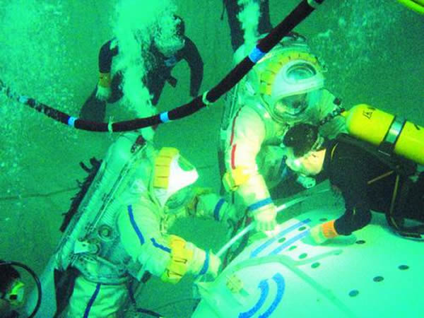 潜水教员正在水下协助航天员训练