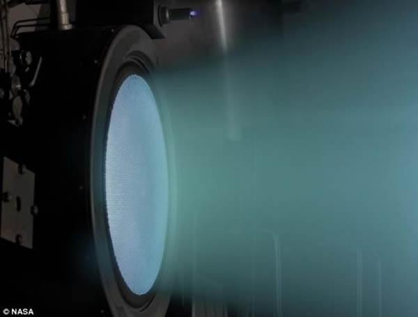 这台发动机已经连续运转了超过4.8万个小时。它是一种太阳能电动推进器,利用航天器的太阳能电池板产生的电量加速氙推进剂,速度可达到每小时9万英里(约合每小时14万