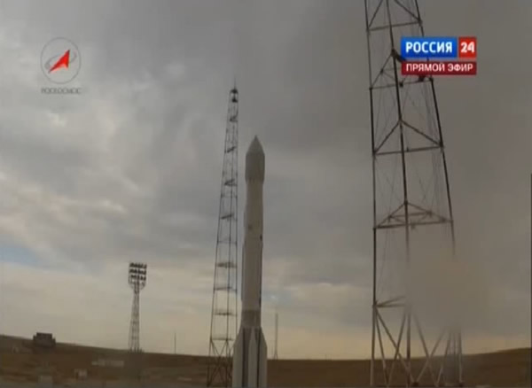 俄罗斯质子-M运载火箭在点火升空后发生偏转并爆炸解体