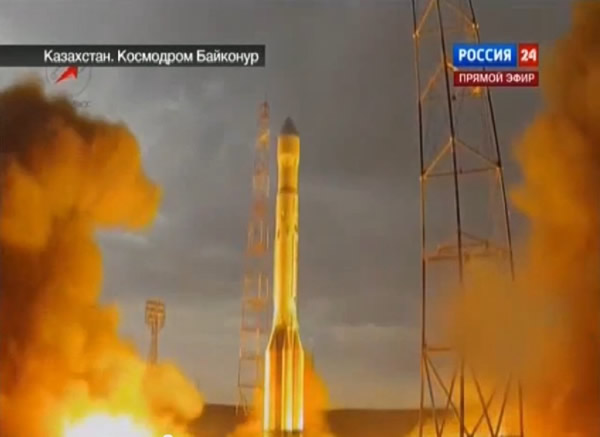 俄罗斯质子-M运载火箭在点火升空后发生偏转并爆炸解体