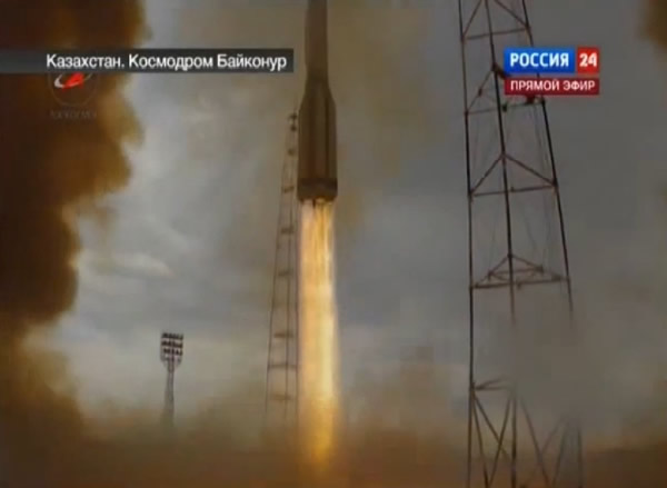 俄罗斯质子-M运载火箭在点火升空后发生偏转并爆炸解体