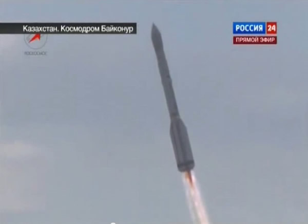 俄罗斯质子-M运载火箭在点火升空后发生偏转并爆炸解体