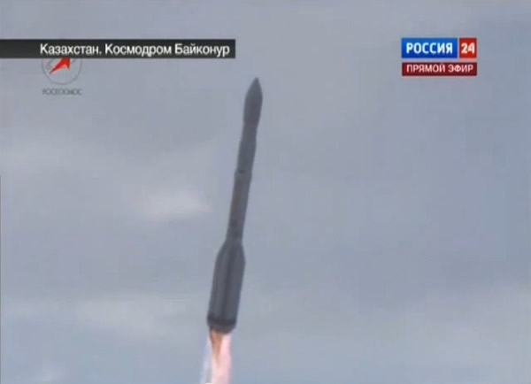 俄罗斯质子-M运载火箭在点火升空后发生偏转并爆炸解体