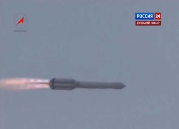 俄罗斯质子-M运载火箭在点火升空后发生偏转并爆炸解体