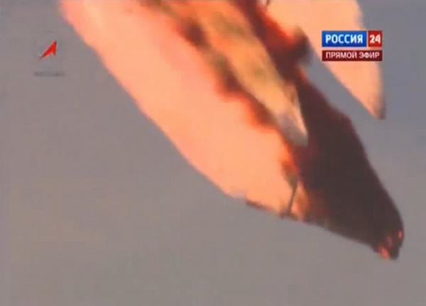 俄罗斯质子-M运载火箭在点火升空后发生偏转并爆炸解体