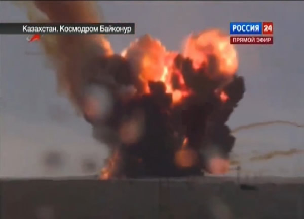 俄罗斯质子-M运载火箭在点火升空后发生偏转并爆炸解体