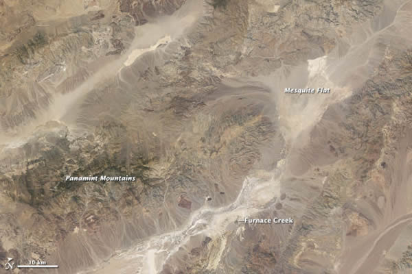 �ڶ���ͼ������Ȼɫ��Ƭ����Landsat 8�����ϵĲ���½�س�����( Operational Land Imager )��ȡ�ġ�