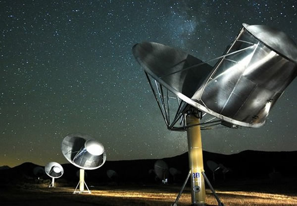 SETI研究所科学家认为外星生物并非只能通过射电波途径来寻找,我们需要了解非人类的沟通方式,外星生物或许是通过这种方式进行通讯