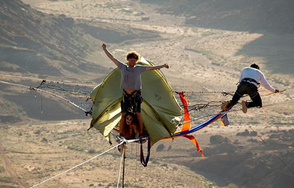 美国探险队在峡谷上空拉绳索体验高空露营