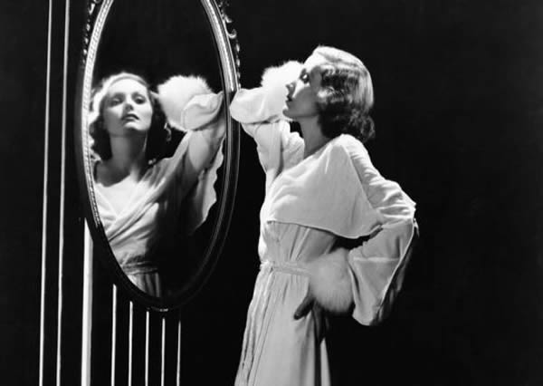 现代镜子可能起源于19世纪,但镜子的起源事实上还要久远。