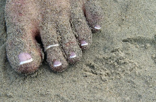 The toe rings were likely worn while the individuals were still alive.