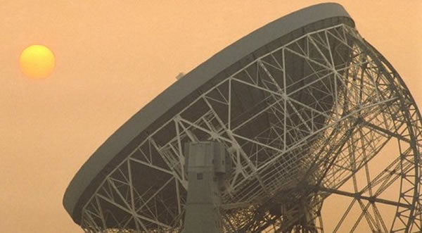目前射电望远镜是“监听”宇宙文明的主要途径之一,科学家也会对特定的恒星发送信号