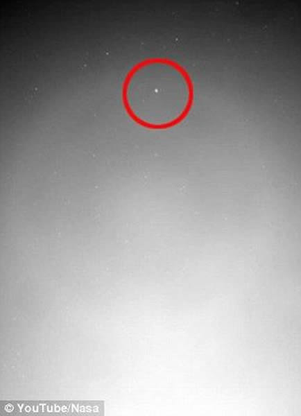 美国宇航局的“好奇”号火星车拍摄的火卫一。专家们指出照片中的怪圈由“好奇”号照相机内部的光线散射导致