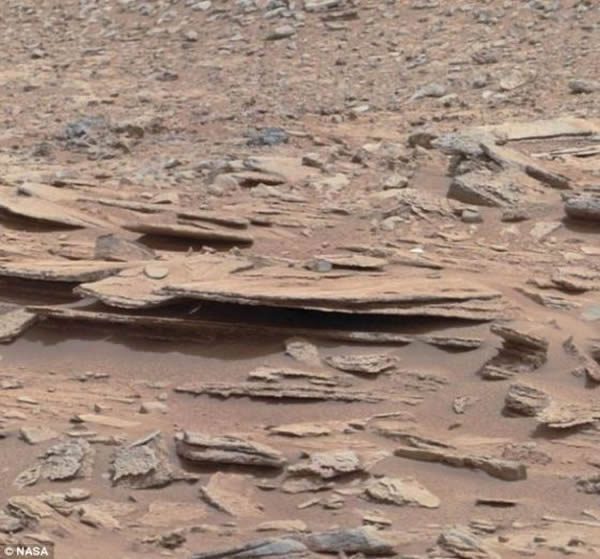 盖尔陨坑的页岩。目前,“好奇”号正对这里的岩层进行研究