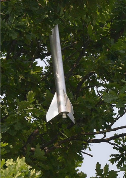 英国小学试射仿真火箭,被风吹上树