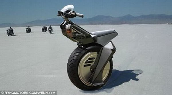 这种电动机车具有特殊的自平衡技术,在行驶时可保持机车不会摔倒