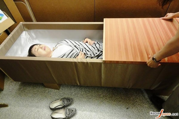 日本东京一家公司推出“入棺体验”的活动