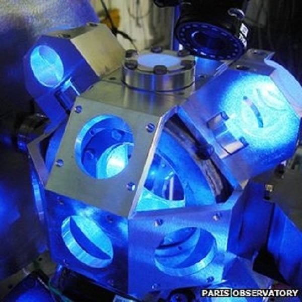 这种光学晶格钟使用激光照射原子来进行计时