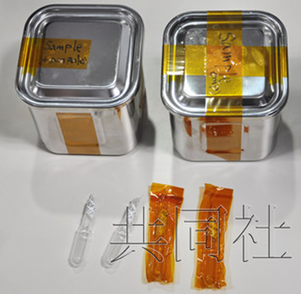 图为经过冻干技术将搭载于无人补给飞船“鹳”上的老鼠精子样本(居前)和保存容器