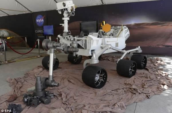 为了节省时间和经费,“火星2020”号采用与当前正在火星上搜寻生命迹象的“好奇”号相同的车身。目前,“好奇”号已开始前往最终目的地。除了车身外,“火星2020”