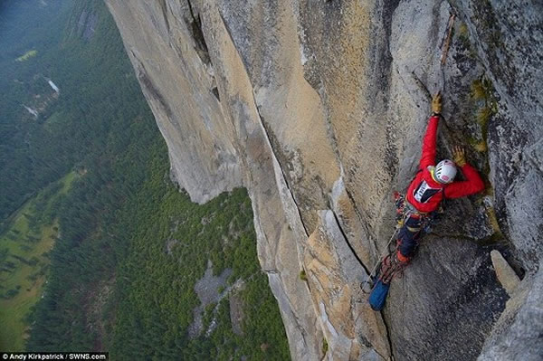 英国一名盲人携200斤装备成功登上千米高峰