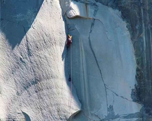 英国一名盲人携200斤装备成功登上千米高峰