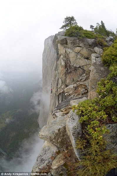 英国一名盲人携200斤装备成功登上千米高峰