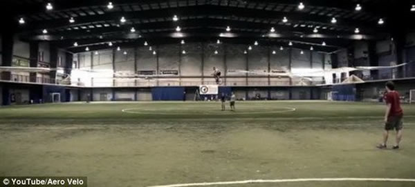 “阿特拉斯”直升机翼展宽度为47米,重量仅54公斤,超轻重量框架采用碳纤维管制成,与四个转子连接在一起,最终实现人力驱动直升机飞行