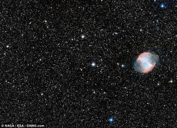 恒星场图像,处在中部的便是HD 189733b的母星HD 189733。为了确定HD 189733b的颜色,天文学家对这颗行星反射的光量进行了测算,也就是测量反