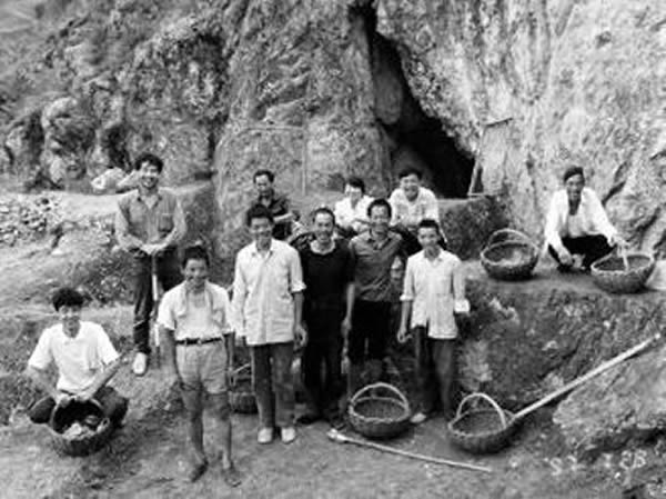 1997年,刘顺民(左四)在洛南猿人遗址发掘现场