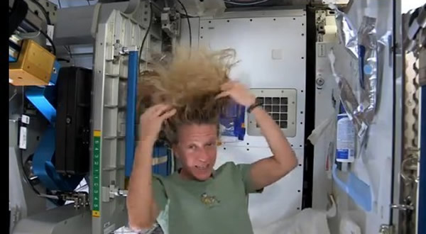 国际空间站女航天员演示在失重环境下洗头发