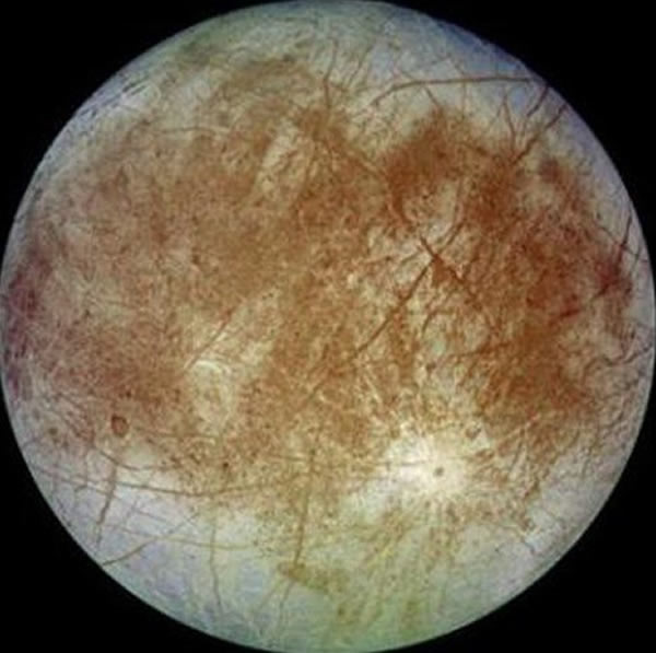 木卫二表面被冰层覆盖,科学家推测其内部可能存在液态海洋,这里是太阳系内可能存在生命的地方之一