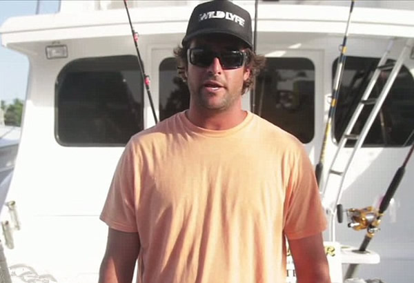 美国渔夫舍命跳海救鲸鱼